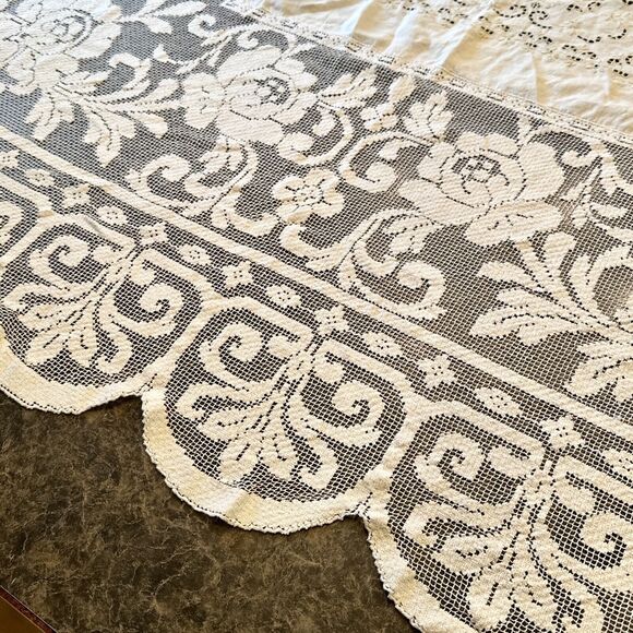 Beautiful Vintage Two Tone Lace Tablecloth  66x81" scalloped & lace edges - Picture 9 of 13